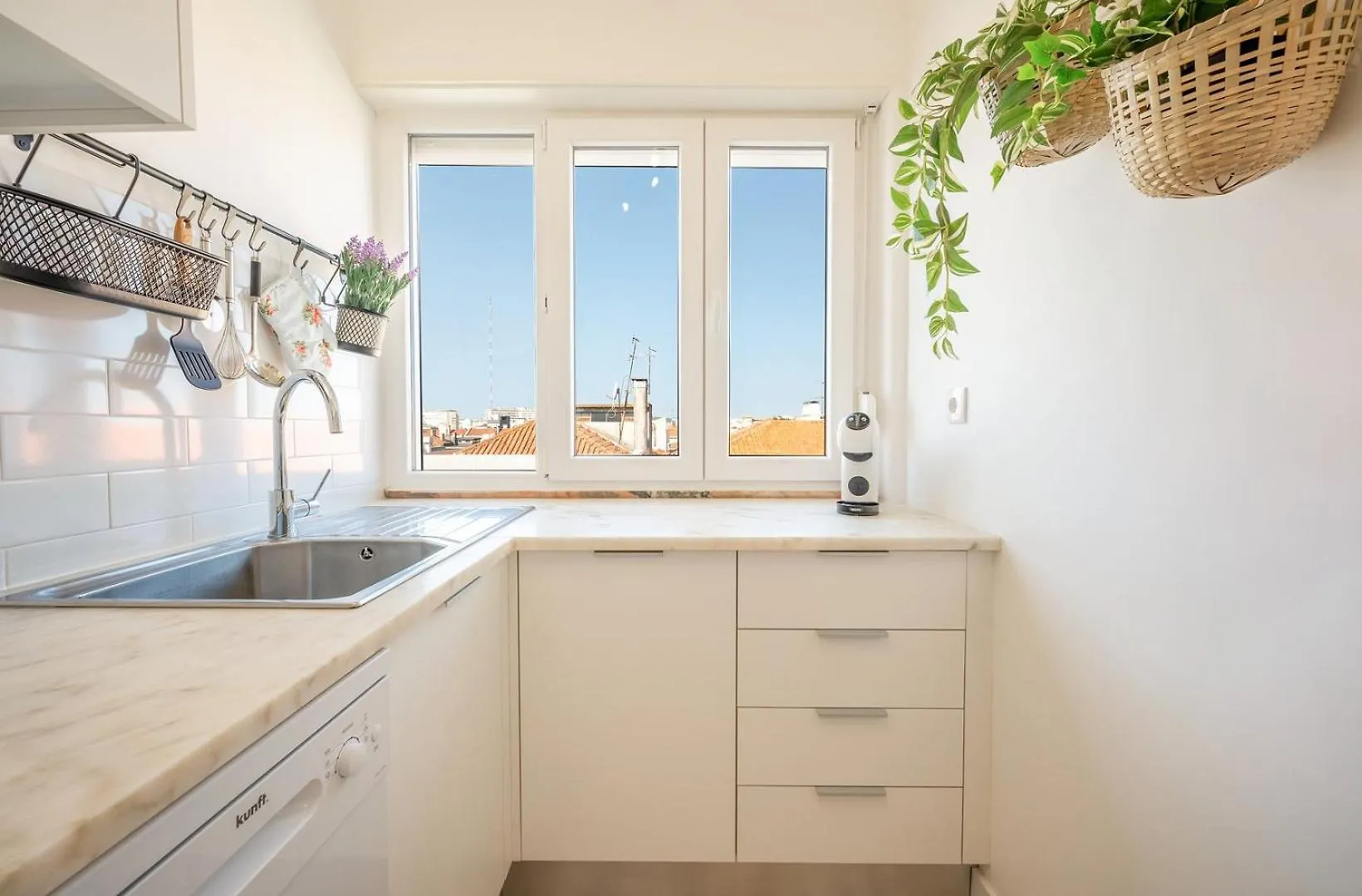 Guestready - A Charming Stay Near Alvalade contacts